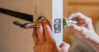 Установка и замена дверной ручки в Каменске-Уральском от 287 руб. – Мастер24, монтаж фурнитуры, недорого